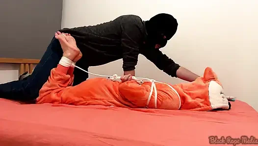 Miriam Diikat Dan Digelitik Di Onesie