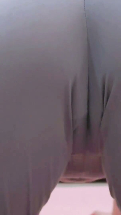 POV: 요가 팬츠를 입고 스트레칭하는 섹시한 히자비 소녀가 큰 엉덩이와 귀여운 보지를 보여주는 | 클립 1