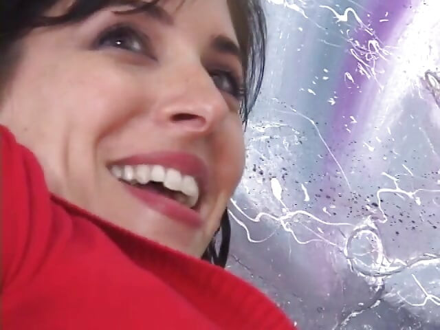 Brunette milf met een grote kont wordt op de bank geboord door een kerel