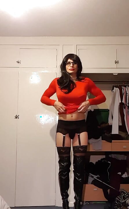 穿着我的红色健美连衣裙展示自己. 我又让自己有点工作了.