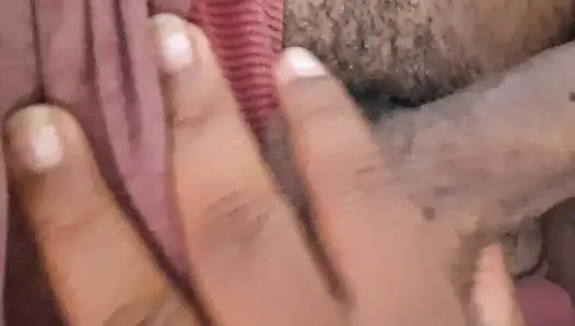 Papaz arkadaşının kocasının yarağını emiyor ve ağzına boşaltıyor.