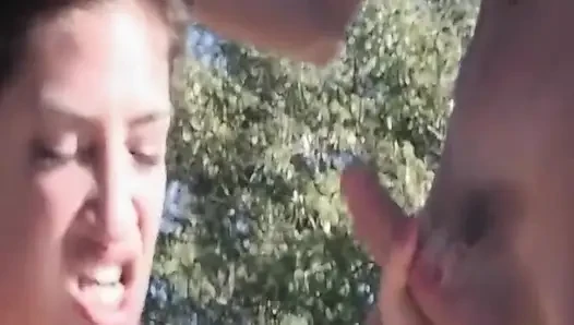 Esmer hatun açık havada zonklayan yarağı gırtlağına kadar alıyor çılgınca salyalar akıyor