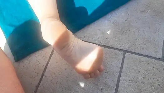 Selena'nın çıplak bronzlaşmış vücudu açık havada zevk