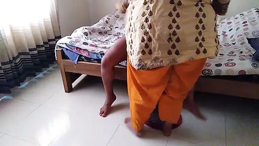 Desi sexy MILF reitet den schwanz ihres stiefsohns