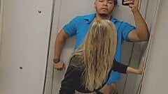 Un miroir dans une salle de bain publique baise une petite adolescente blonde rencontrée au centre commercial
