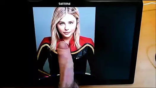 Chloe moretz, ihtişamlı bir haraç için deride muhteşem