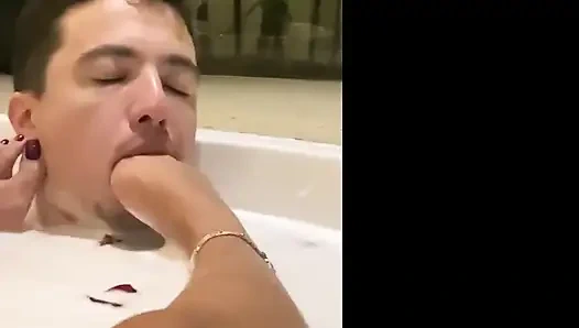 Tanrıça Kiffa küvette ayakla mastürbasyon ve ayak ibadeti