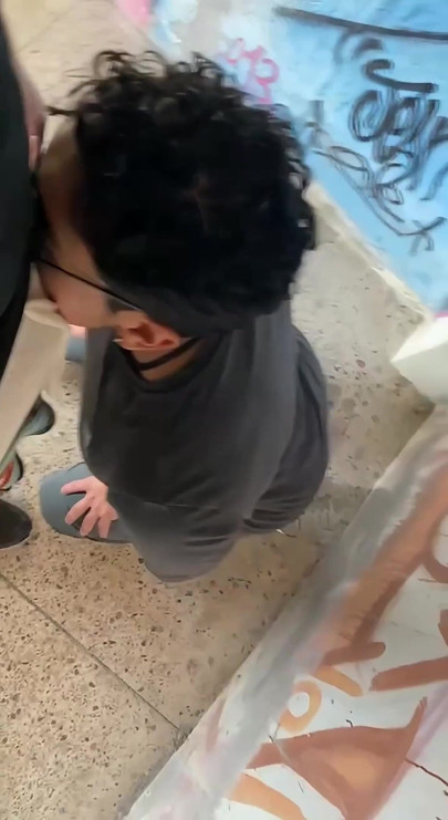 Tek kelime etmeden daha fazlasını istemek