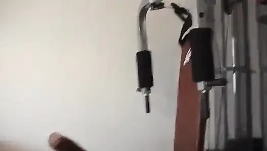 Edepsiz kızıl saçlı nine genç adamla anal seks yapmadan önce işiyor