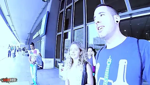 Африка Irujo: молодую испанскую блондинку Африка Irujo трахнули в бассейне и на диване