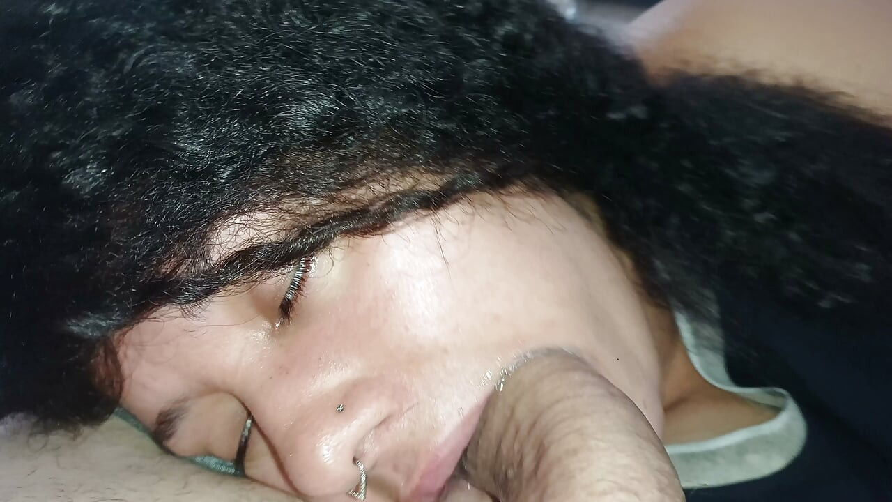 Belo primeiro plano de uma gozada interna no rosto e nos lábios de uma puta.