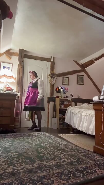 一日だけメイドのディルンドルの服装を着て