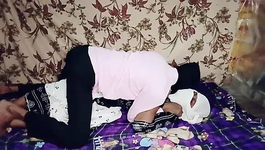 Arkadaşının genç kızını eve çağırıyor ve onu sert sikiyor