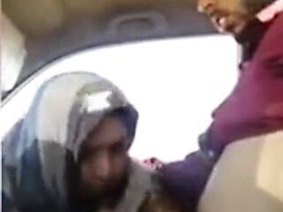 Пухлая индийская девушка занимается сексом в машине