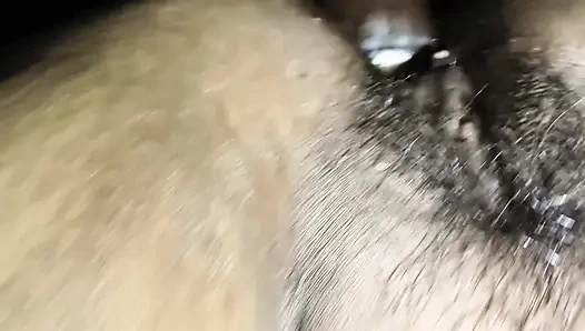 Üvey anne soyunuyor ve götünü siktiriyor