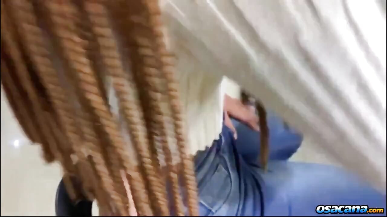 Mršava vruća crnkinja puna amaterskog užitka video