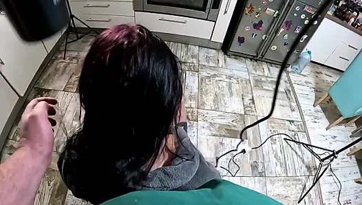 Bornoz orta yaşlı seksi kadın saç kurutma ve fırçalama sakso ve saçıma boşalma