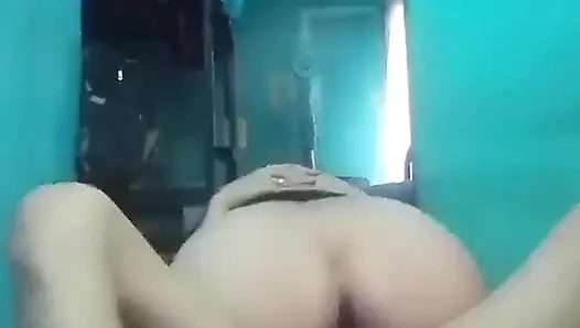 Sie reitet mich mit ihrem kurzen kleid an