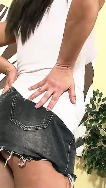 Okouzlující okamžik z "Zralá manželka Santina Marie dostane její první velký černý pták Interracial podvádějící sex"