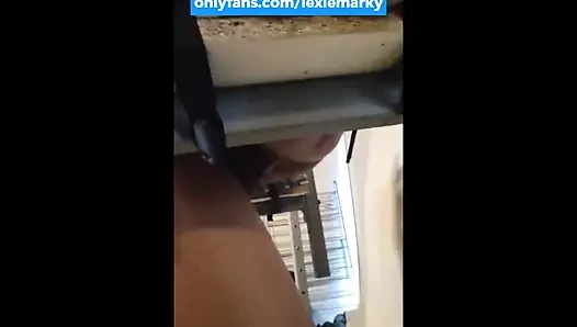Diikat dengan bingkai seks dan disetubuhi dengan baik dan keras