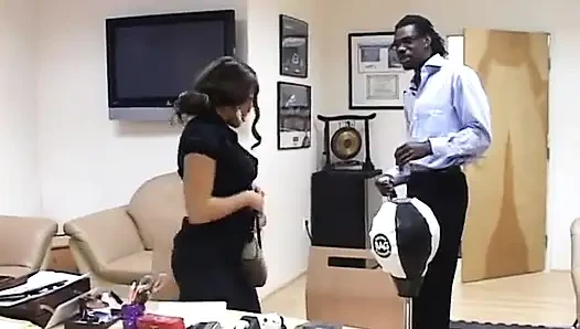 Büyük ampullü zenci bebek siyah uzun yaraklı patronuyla çıldırıyor