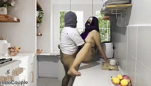 Üvey kız kardeşinin mutfağında yemek pişiren viral Indo hijab eşi içeri girer ve sert