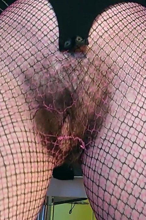 Tante seksi rusia lagi asik joget dan masturbasi sampai crot di stoking ginnagg