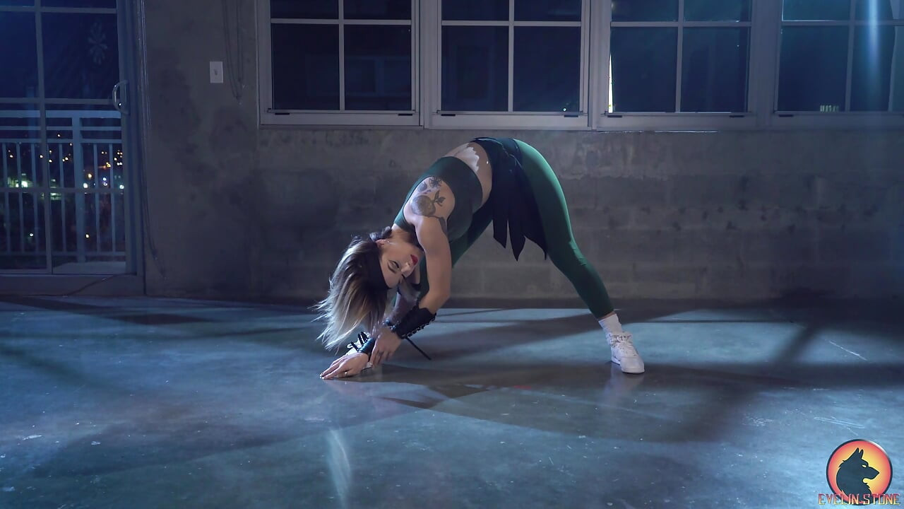 Sonya Blade Stretch