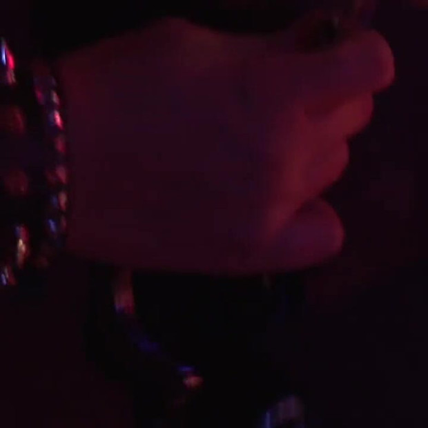 竿に縛り付けられ、かつてないほど鞭打たれる