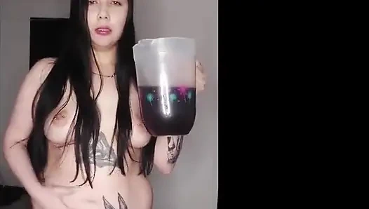 Живот слишком полный жидкости (шишки живота) толстушка курит