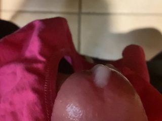 Cumming z brudnymi różowymi stringami