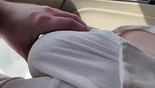 Mahasiswi 18+ menyentuh besar tanpa bra di dalam mobil