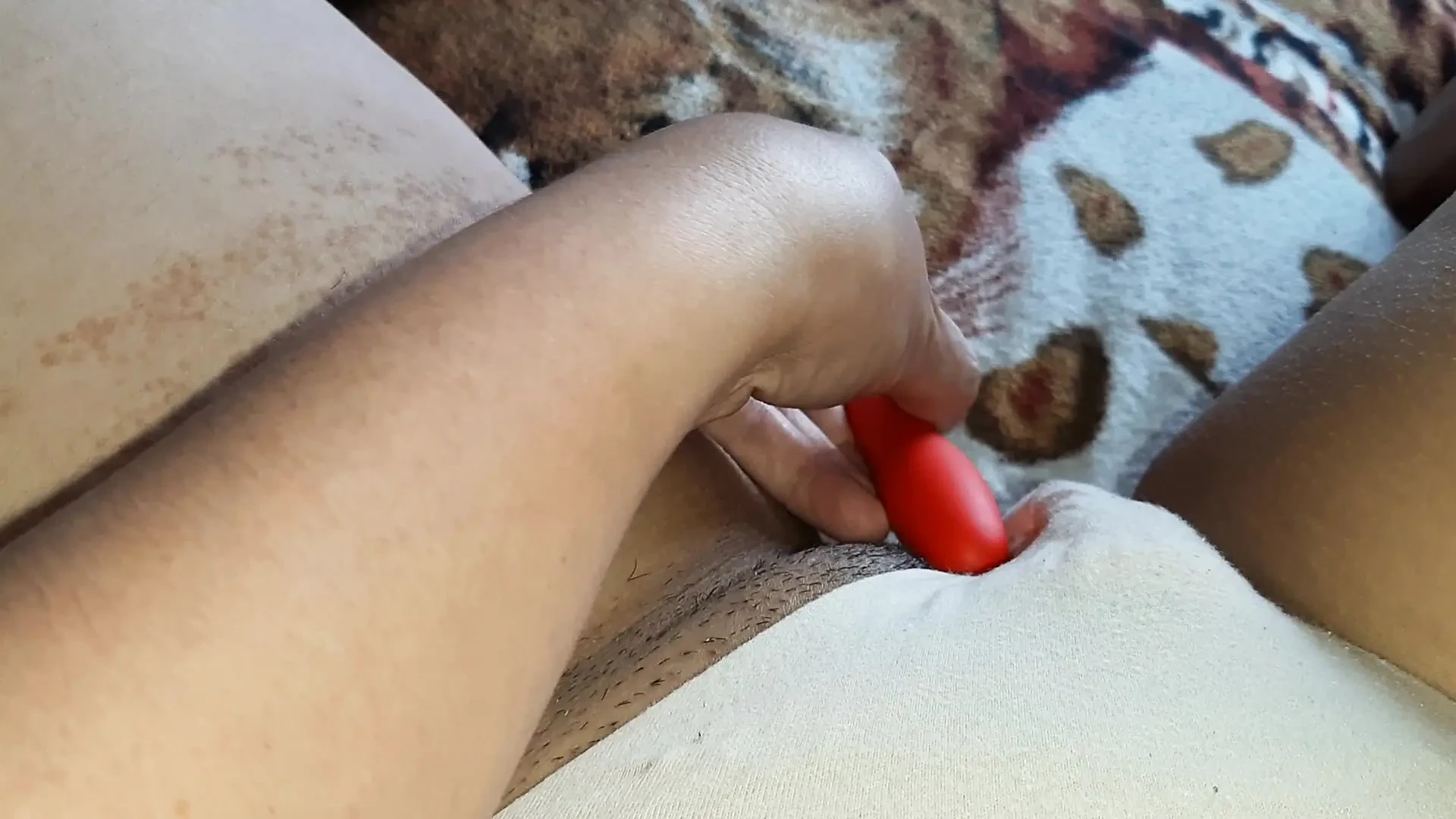 我用振动器挑逗我的阴蒂，直到我射精