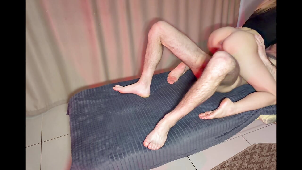 Il a pris dans la bouche du client et l’a baisé sur le canapé