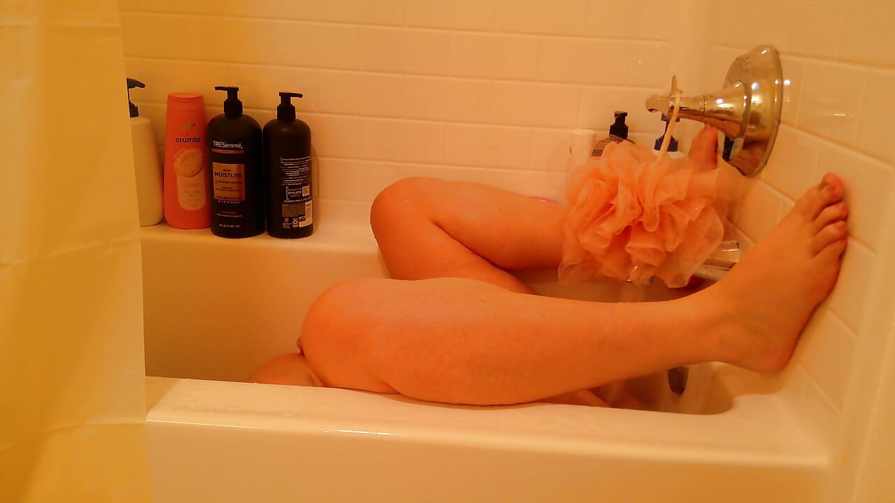 SEXY GORDA GRANDOTA EMBARAZADA MILF CON ENORMES TETAS NATURALES SE MASTURBA EN EL BAÑO POR LA PRESIÓN DEL AGUA - AMATEUR ÁRABE BLANCANIEVES