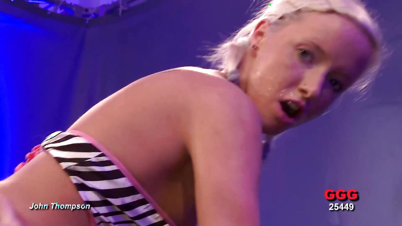 Rubia Salvaje Follada Duro En El Coño Y La Boca!