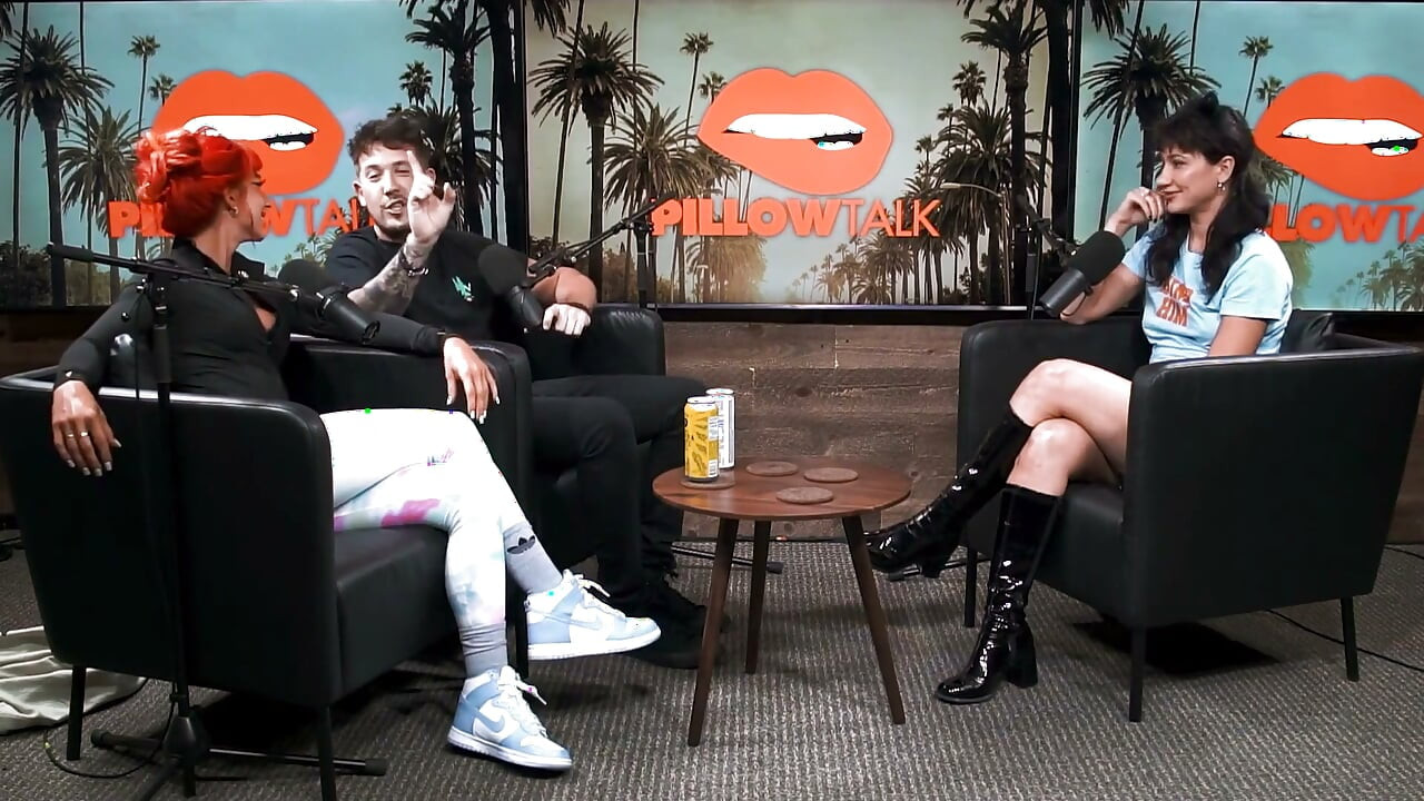 Lexy Panterra megrázza a seggét a podcast stúdióban!