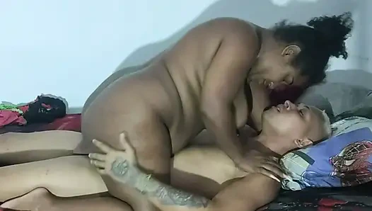 Üvey kızı gelmediği için kayınvalidem yatakta bana mastürbasyon yapıyor