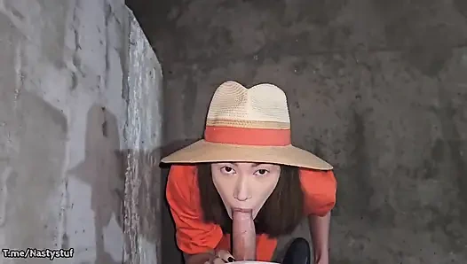 Gadis asing dengan topi nyepong kontol di jalanan dan mengundangnya ke rumahnya untuk ngentot memeknya habis-habisan di semua lubang