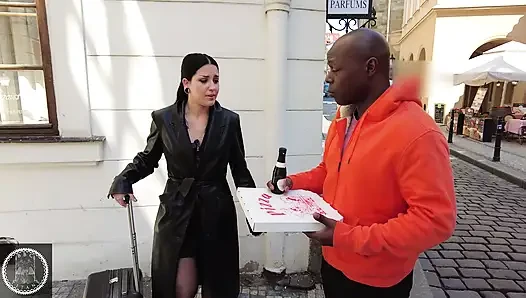 İtalyan pawg Morea Black Amerikalı büyük zenci yarağı tarafından grup seks yapıyor