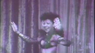 Seksowna latynoska pokazuje swój erotyczny taniec (lata 50.)