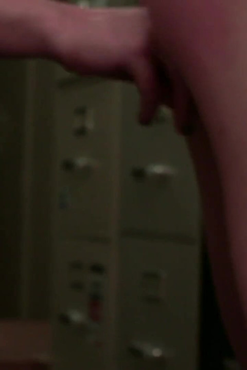 레즈 포르노 스타 Lily Cade는 자지에 큰 스트랩을 가진 제이 테일러를 파운드로 묶어