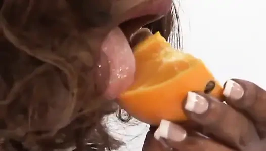 Memek gadis kulit hitam pentil besar menjilati memek dalam posisi 69... Crot di mulut