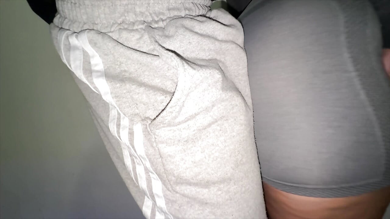 見知らぬ女性が彼女の尻に触れ、見知らぬ女の子の手のために勃起する