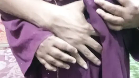 Tesettürlü Müslüman evli kadın sakso çekiyor ve sikiliyor.