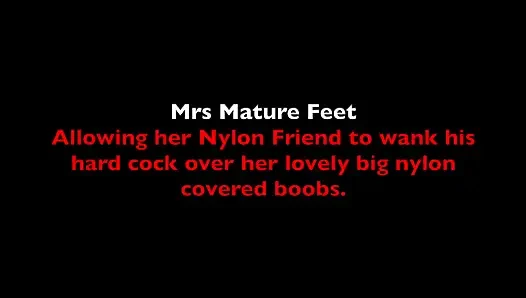 #392 Bayan olgun ayaklar naylon arkadaşının göğüslerini mastürbasyon etmesine izin veriyor