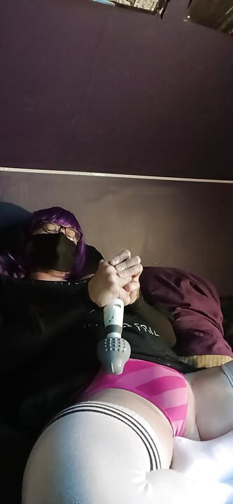 Masturbare cu vibrator și ejaculare prin chiloți cu Raven LeTrap