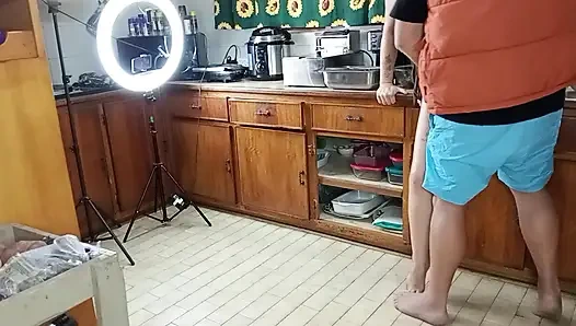 Salata yapmaya çalıştı ve sonra biraz yarak yedi