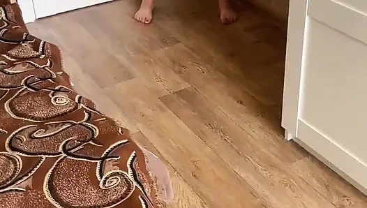 Сводная сестра Анна попросила снять на видео как она позирует, я не удержалась и трахнул ее