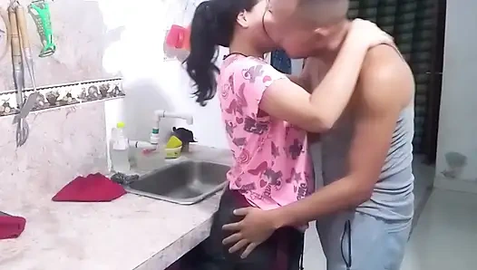 SEKS AMATIR BERDIRI DI DAPUR DENGAN KAKAK IPARKU